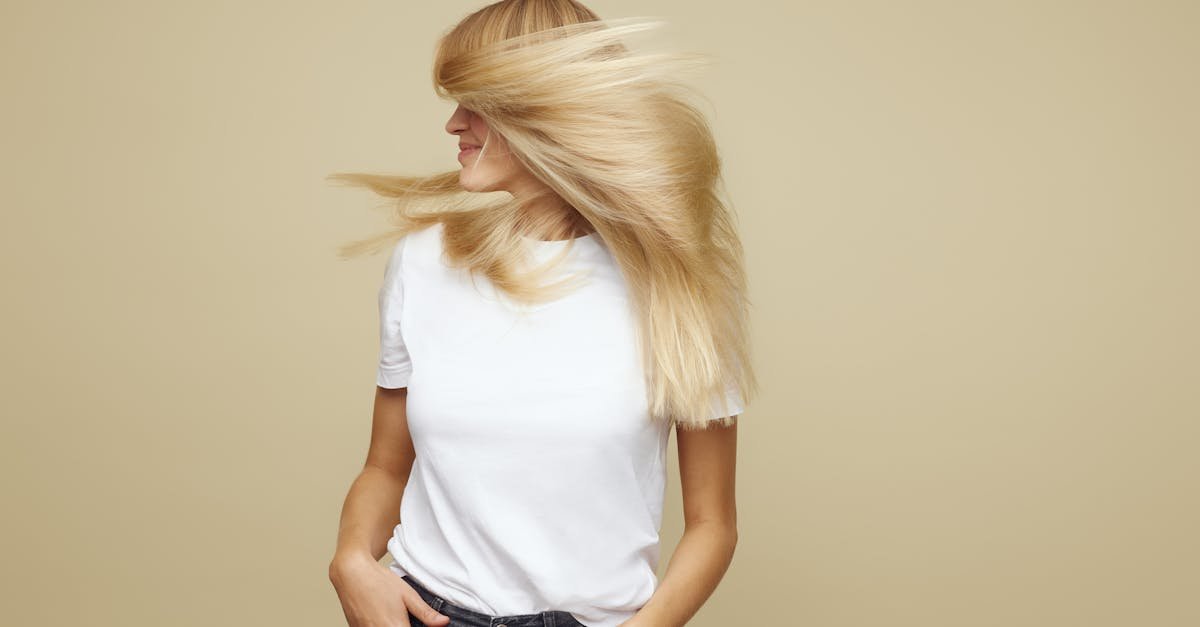 Dzień bez mycia? Oto jak w 3 minuty odświeżyć włosy i dodać im objętości