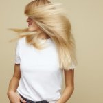 Dzień bez mycia? Oto jak w 3 minuty odświeżyć włosy i dodać im objętości