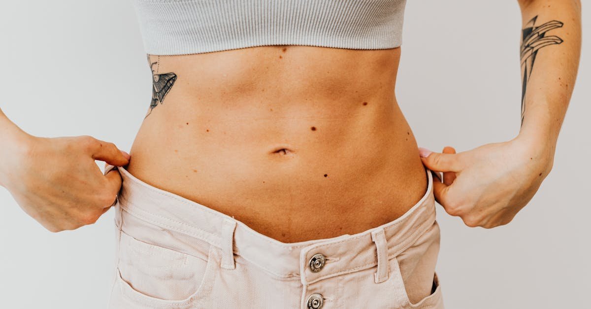 Po porodzie też w stylu: sprytne fasony, które subtelnie odciągają uwagę od brzucha