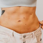 Po porodzie też w stylu: sprytne fasony, które subtelnie odciągają uwagę od brzucha