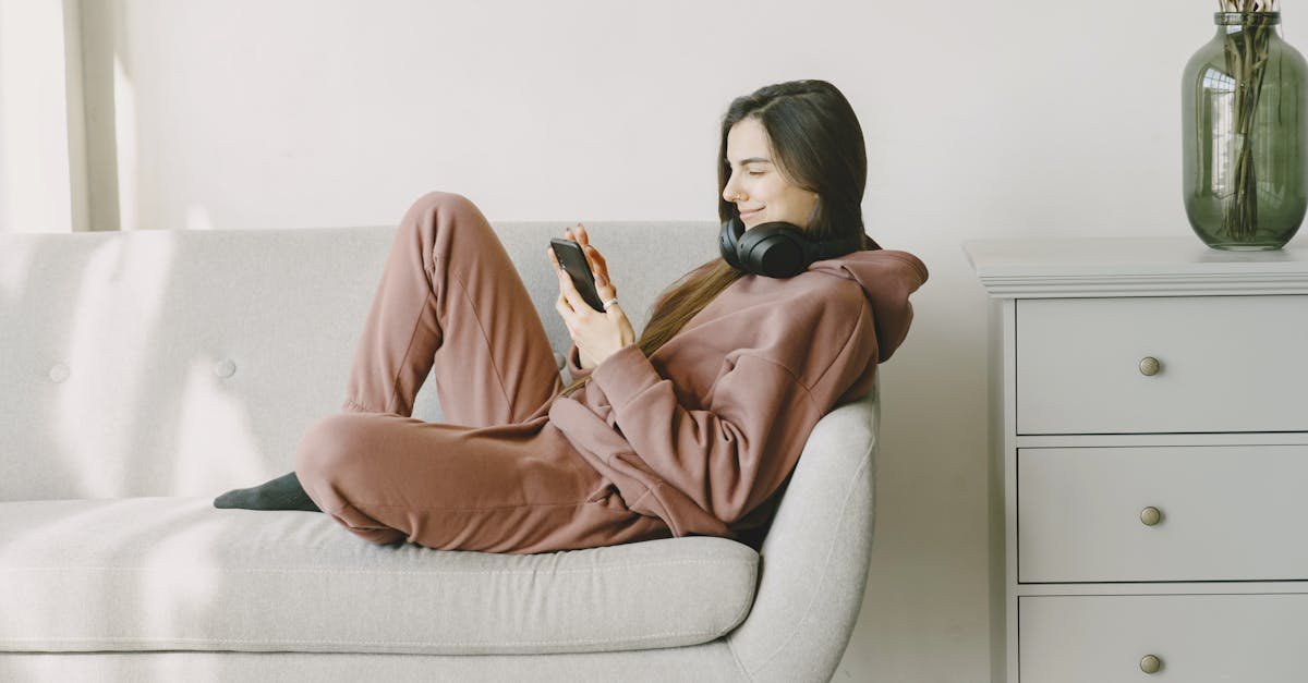 Domowy szyk bez wysiłku: stylowe dresy dla niej, które łączą komfort z trendami