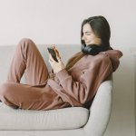 Domowy szyk bez wysiłku: stylowe dresy dla niej, które łączą komfort z trendami