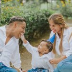 Co założyć na roczek? Stylowe i wygodne zestawy dla mamy, która chce błyszczeć i bawić się bez stresu