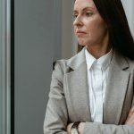 Wywiadówkowy dress code: jak ubrać się z klasą i na luzie