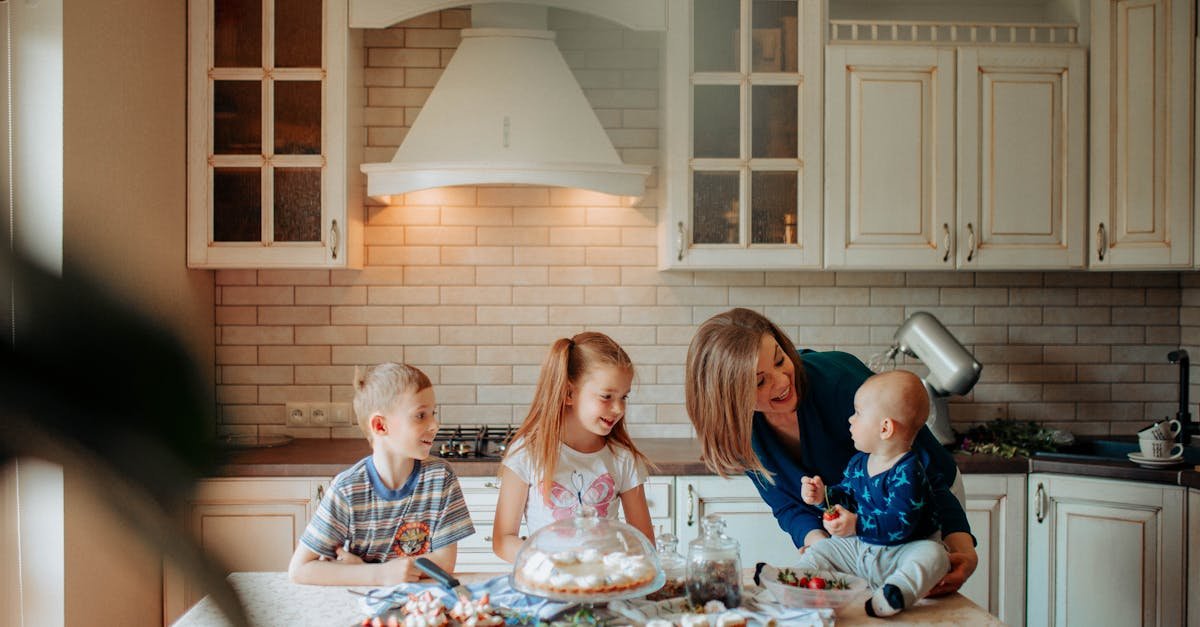 Kuchnia dla dużej rodziny bez chaosu: sprytne patenty na przestrzeń, porządek i wspólne gotowanie
