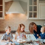 Kuchnia dla dużej rodziny bez chaosu: sprytne patenty na przestrzeń, porządek i wspólne gotowanie