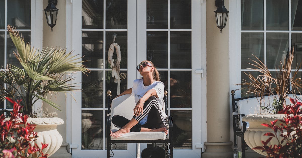 Styl bez wysiłku na urlopie macierzyńskim: jak zbudować kapsułową garderobę młodej mamy