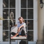 Styl bez wysiłku na urlopie macierzyńskim: jak zbudować kapsułową garderobę młodej mamy