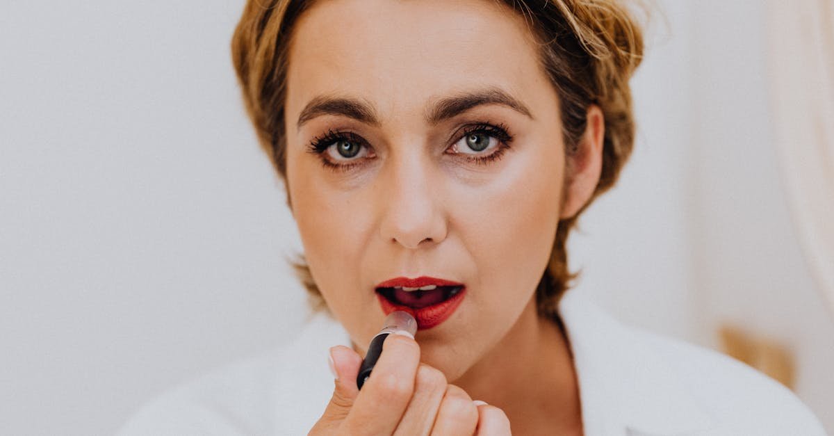 Ekspresowy glow dla mam w biegu: makijaż, który zrobisz zanim ostygnie kawa