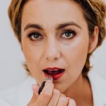 Ekspresowy glow dla mam w biegu: makijaż, który zrobisz zanim ostygnie kawa