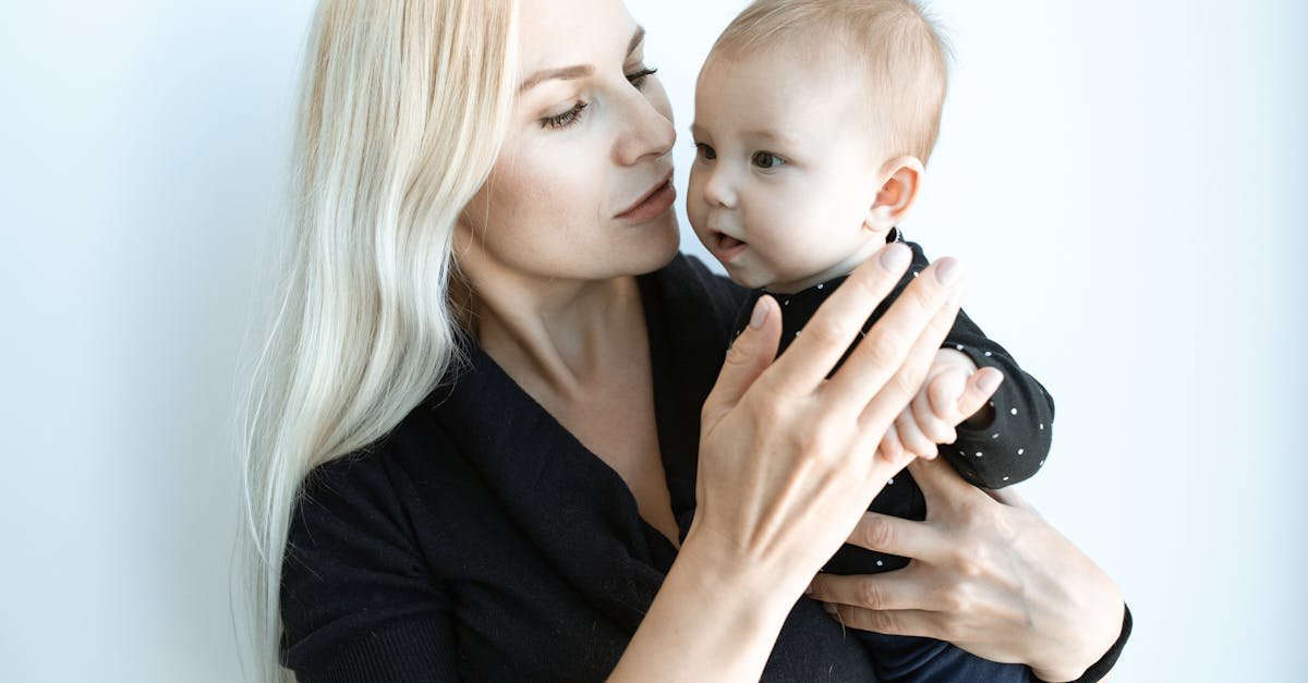 Mniej ekranu, więcej tulenia: jak młoda mama odzyska spokój i czas dla siebie i maluszka