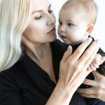 Mniej ekranu, więcej tulenia: jak młoda mama odzyska spokój i czas dla siebie i maluszka