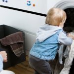Małe rączki, wielkie sprawy: jak mądrze wprowadzić kilkulatka w domowe obowiązki
