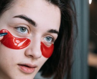 Poranek bez opuchniętych powiek: ekspresowe triki, które odmienią spojrzenie