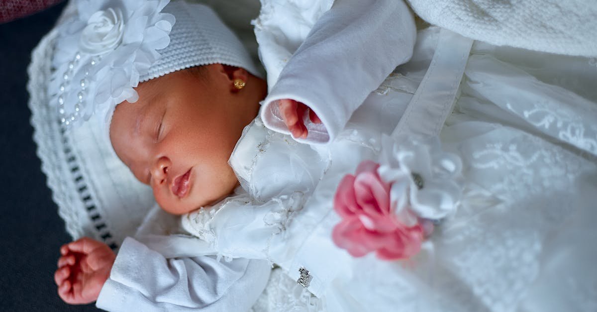 Mała dama, wielkie święto: jak wybrać najpiękniejszą sukienkę na chrzest dla córeczki