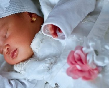 Mała dama, wielkie święto: jak wybrać najpiękniejszą sukienkę na chrzest dla córeczki