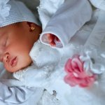 Mała dama, wielkie święto: jak wybrać najpiękniejszą sukienkę na chrzest dla córeczki