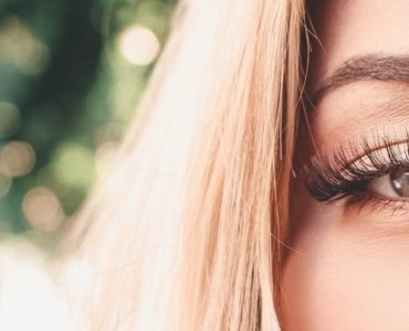 Rzęsy jak nowe: sprawdzone rytuały pielęgnacji po przedłużaniu, które wydłużą efekt wow