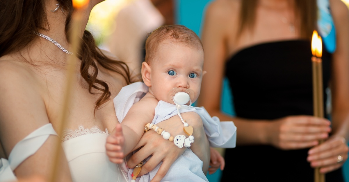 Chrzest w dobrym stylu: eleganckie zestawy dla rodziców, chrzestnych i gości