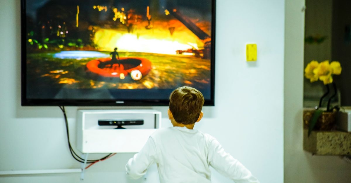 Bezpieczny ekran przy małych odkrywcach: sprytne sposoby, by telewizor przetrwał dziecięcą ciekawość